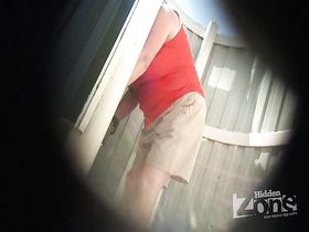 Полная бабка переодевается в пляжной кабинке обнажив свои обвисшие сиськи