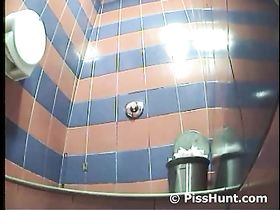 Молоденькая девица присела над унитазом