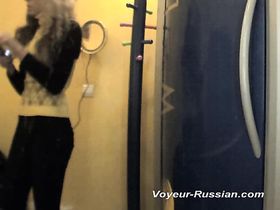 Подсмотри за аппетитной куколкой