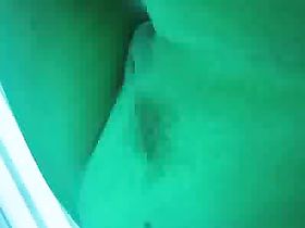 Голое женское тело крупным планом в солярии