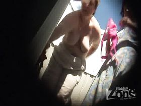 Жирная телка раздевается в пляжной кабинке на скрытой камеру