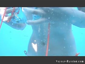 Худая и тощая красотка стоит в душе абсолютно голой, пока ее на камеру снимает друг