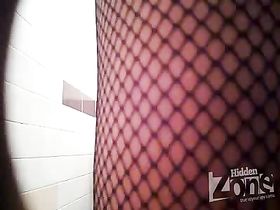 Блондинка в розовой кофте во всей свой красе позирует на скрытую камеру в туалете