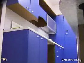 Малышка в короткой юбке стала жертвой развратного чувака