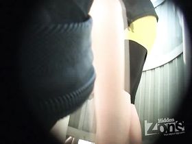 Парочка красивых девушек переодеваются в кабинке и показывают свои сиськи