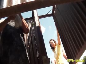 Красивая девушка с классной попкой в купальнике попалась на скрытую камеру