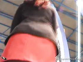 Сексуальная продавщица любит носить короткие и очень сексуальные юбки