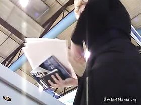 Телочка очень любит носить сексуальные короткие юбки