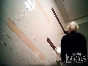 Стройная блондинка в юбочке и колготках решила немного облегчиться в общественном туалете