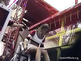 Старательная малышка решает позаниматься фитнесом