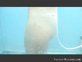 Красивая девушка с очень шикарной заднице разделась в общественном душе на камеру