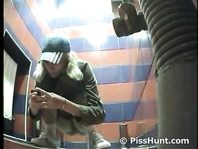 Девица в кепке рассматривает руки