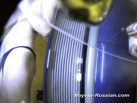 Длинноногая краля попала в кадр с нижнего ракурса