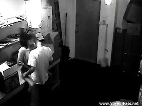 На черно-белую камеру был записан случайный секс