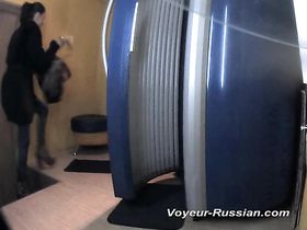 В раздевалке солярия девчушка под музыку крутила своей попкой