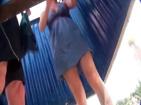 Молодая пара переодевается в пляжной кабинке на скрытую камеру