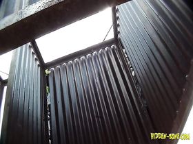 Телка со светлыми волосами переодевается в пляжной кабинке показывая свои сочные сиськи