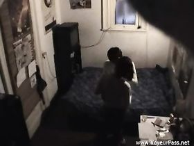 Скрытая камера сняла секс супругов на полу