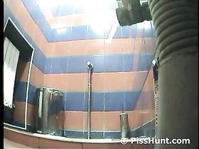 Присела и слила всю жидкость