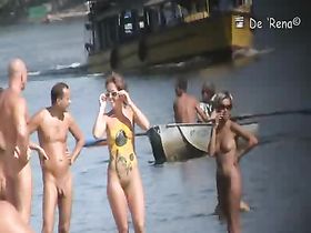 Герой привык к обществу нудистов