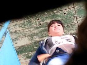 Скрытая камера в сельском туалете засекла молодую русскую девушку которая присела поссать