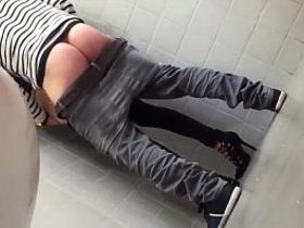 Мужик зашел в туалет московского торгового центра и занял ка ебут шлюху приспустив штаны