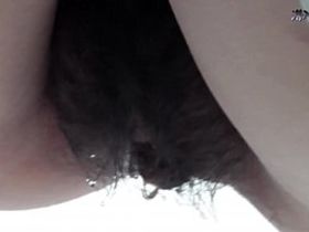 Девушка снимает студенток в общественном туалете и как они справляют нужду