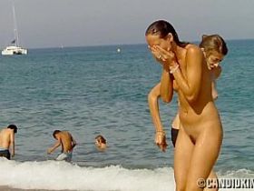 Две подружки на нудистском пляже не подозревали что их прелести может кто-то снимать