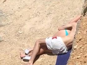 Пара трахается на пляже, и не догадываются о скрытой камере