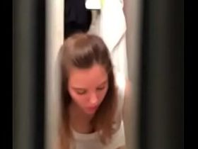 Парни снимают на камеру через щель в стене студенток в раздевалке