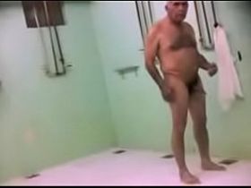 Жирный старый мужик моется в душе показывая свой волосатый член