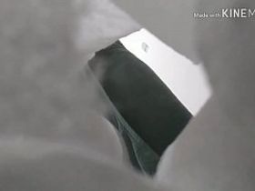 Молодая студентка с шикарным телом моется в общественном душе не подозревая о камере