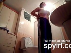 Девушка с большой грудью не заметила камеры и разделась до гола в ванной
