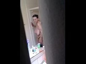 Старая жирная бабка с обвисшими сиськами не заперлась в ванной и попалась на камеру