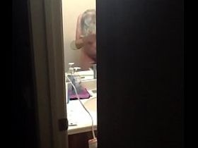 Старая бабка  с обвисшими сиськами сушит голову пока ее внук снимает через щель двери