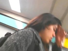 Проходя по аэропорту, парень заметил красивую девушку и заснял ее секрет под юбкой