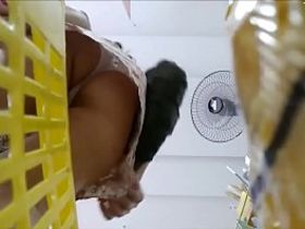 Чудная попка под платьем домохозяйки попалась на камеру