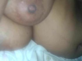 Большие сиськи старой бабки попались на камеру чувака