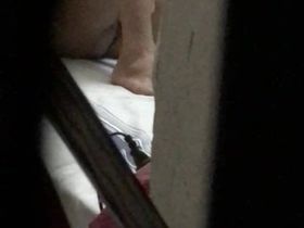 Мужик подглядывает за бабой с волосатой пиздой которая лежит и дрочит на кровати