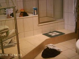 Мужик поставил скрытую камеру в ванной и заснял свою толстую жену