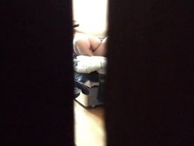 Чувак подсматривает за своим братом как тот трахает телку