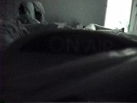 Парень поставил камеру и пошел в душ, а тем временем девушка его ждала и мастурбировала