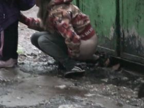 Мужик с окна снимает на камеру как молодая девушка ссыт за мусорным баком