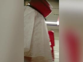 Парень с мини камерой снимает молодых телок и то, что у них под юбкой