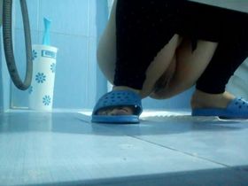 Молодая студентка с классной пиздой попалась на камеру пока сидела над унитазом