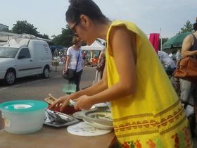 Молодая девушка на ярмарке в фартуке и без лифчика попалась ан камеру