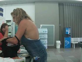 Парень в магазине заснял взрослую мамку с большими сиськами