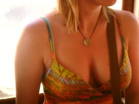 Парень едет в метро и снимает на камеру телефона большие сиськи одной девушки