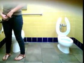 Камера в уборной магазина запечатлила полную телку которая села поссать