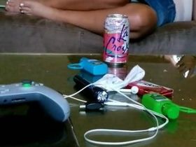 Чувак снимал свою подругу под юбкой пока сидел на диване